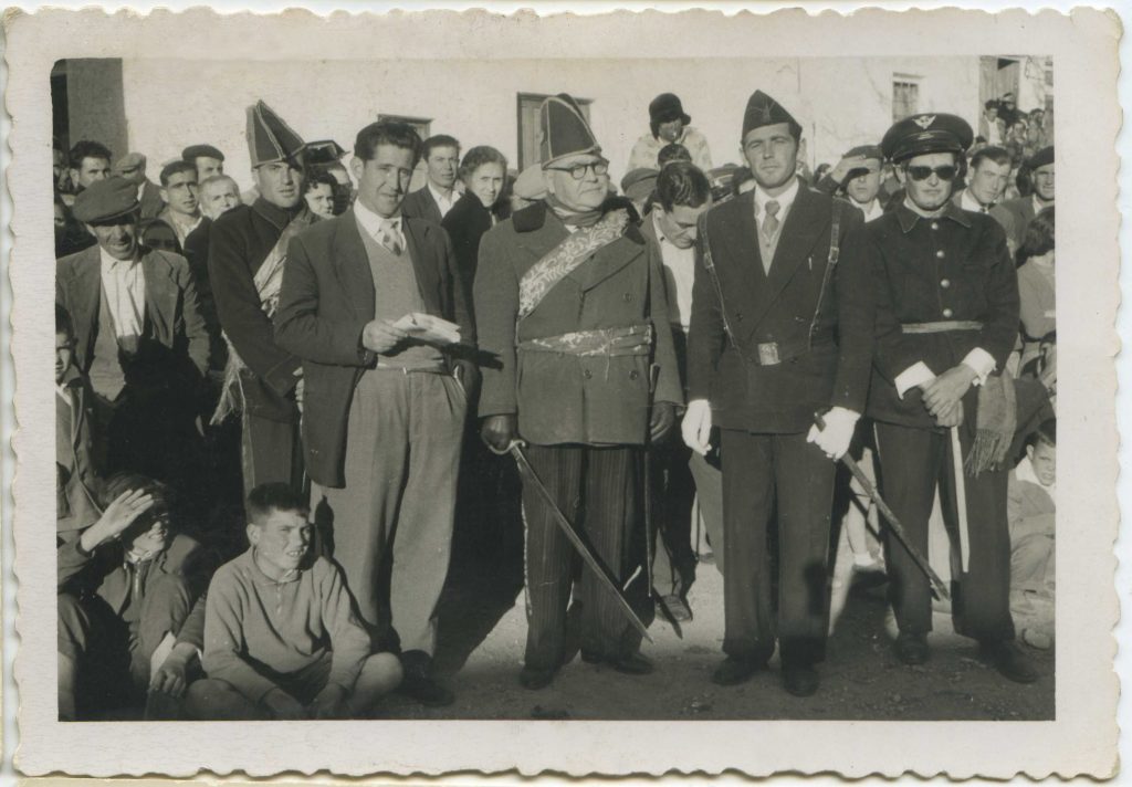 En el centro, con uniforme con banda y fajín, don Gervasio Cañabate Padilla, el "Civil" participando de Rey Cristiano en las Relaciones de Moros y Cristianos