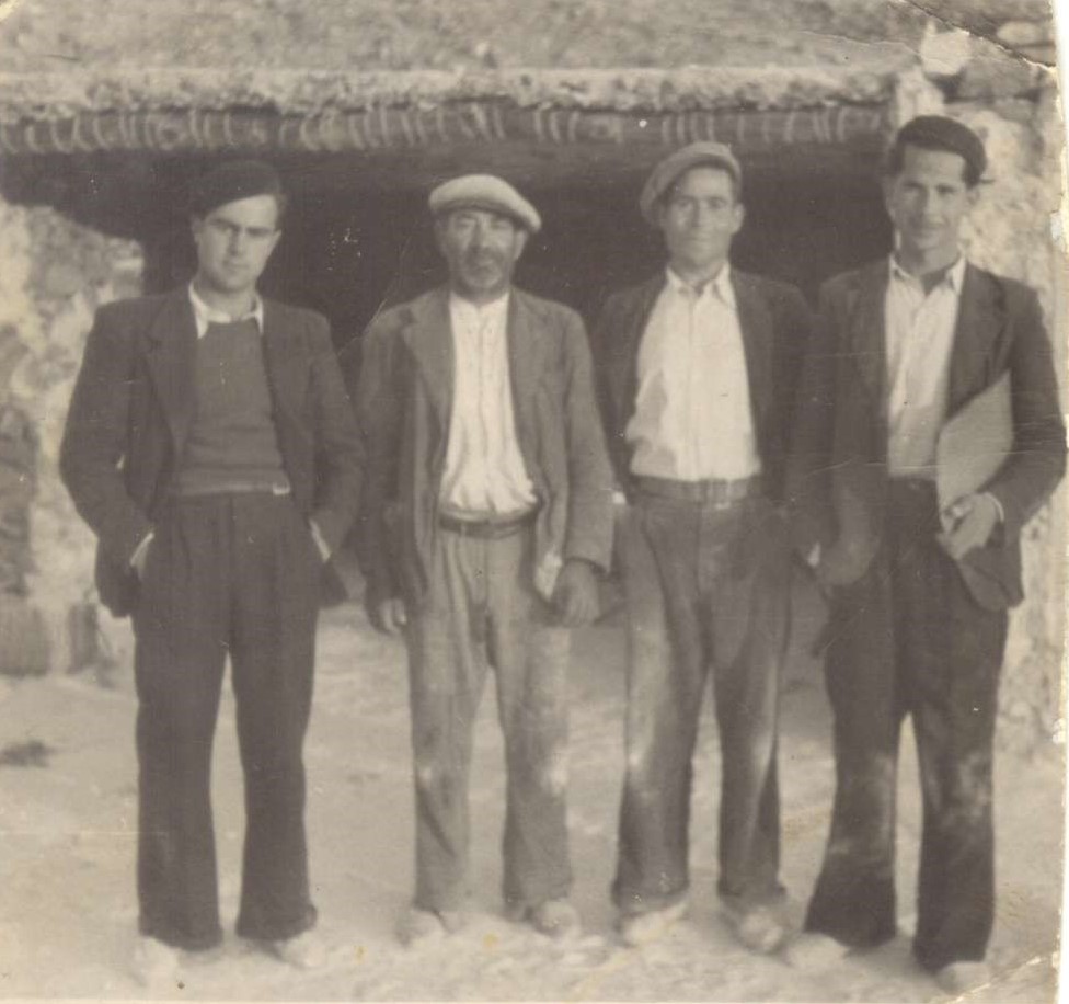 Pozo Falange, en la foto aparecen Alberto Mesas Navío, "el tío Chimeneas", Antonio "el Lucas" y Alonso. (Colección: Antonio Azor Oliver)