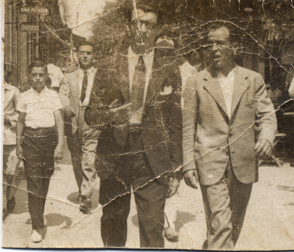 Juan Acosta Brocal “Faustina”, de frente a la derecha, paseando con un amigo en Almería allá por el 1933 después de su paso por América. 
(Foto cedida por su hija Soledad Acosta Acosta)
