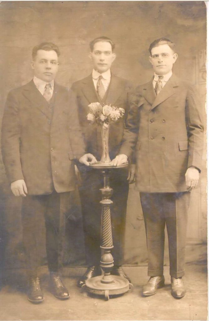 Francisco y Fernando Mesas Cazorla "los Mollinas", 2.º y 3.º
 por la izquierda en 1916 en USA con un compañero.
(Colección: Antonio Azor Oliver)
