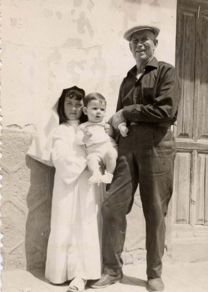 Juan Echeverría Cañabate con su nieta María de primera comunión 
y Matías Oliver, al final de los años 1960. 
(Foto cedida por: Juan Echeverría Acosta) 
