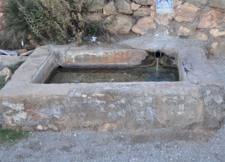 Fuente de la Agüilla, está al salir del pueblo por el barrio de Triana, es donde la mayoría de nuestros vecinos se surte de agua 
para consumo personal. (Foto del autor)
