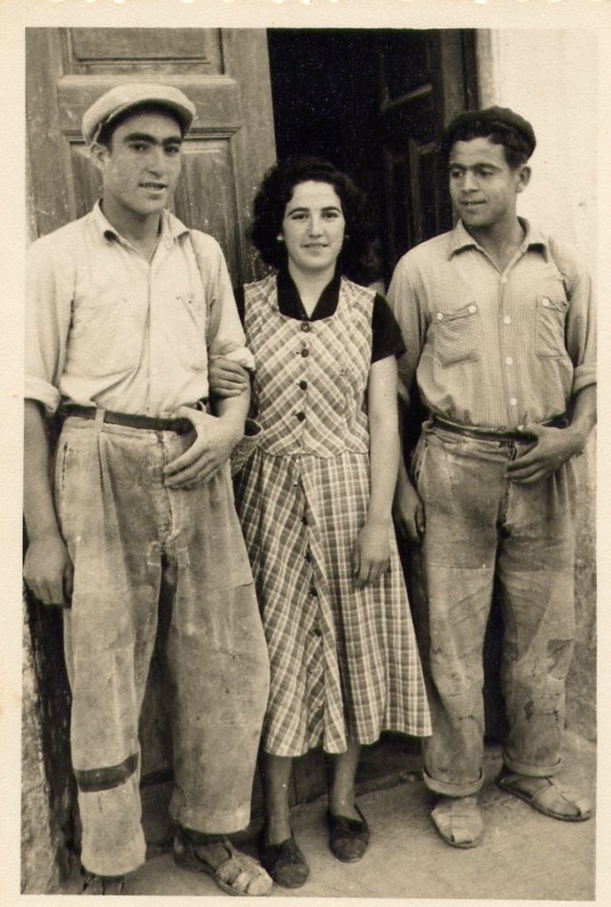 Joaquín "García", Dolores Oliver "la Rula” y Jaime García, ellos con la vestimenta típica del trabajo en las minas y pozos del talco. 
(Foto cedida de: Dolores Oliver Navarro)