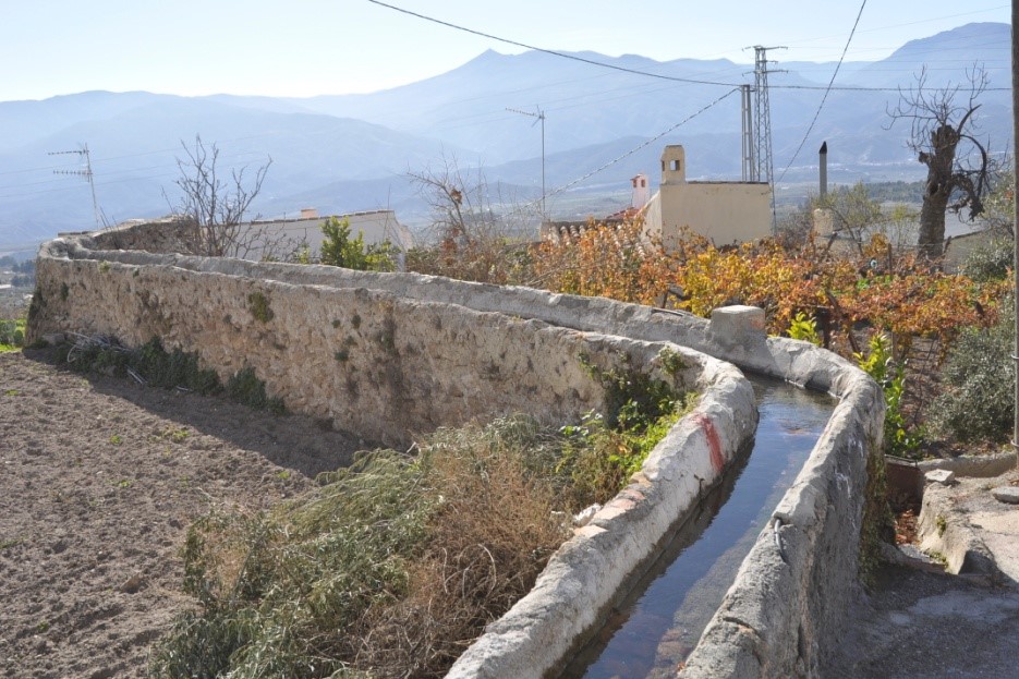 Acequia actual, que conduce el agua del molino de los Ambrosios al de Amador el Figurín. (Foto del autor)