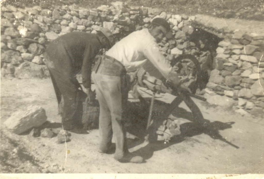 Dos trabajadores accionando el torno del pozo La Culebrina: Juan García Mesas "el Caezas" y Juan Mesas Oliver "el Orejón". (Colección: Antonio Azor Oliver)