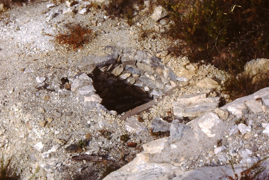 Boca de un pozo en el Cerro la Cruz, después de ser abandonada su explotación. (Colección: Ramón Navío Pérez)