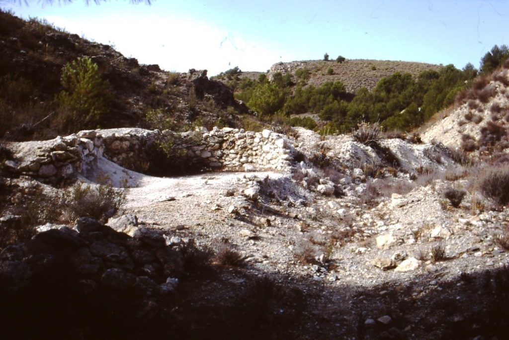 Vista general de la explanada de un pozo en donde se depositaba el talco extraído. (Colección: Ramón Navío Pérez)