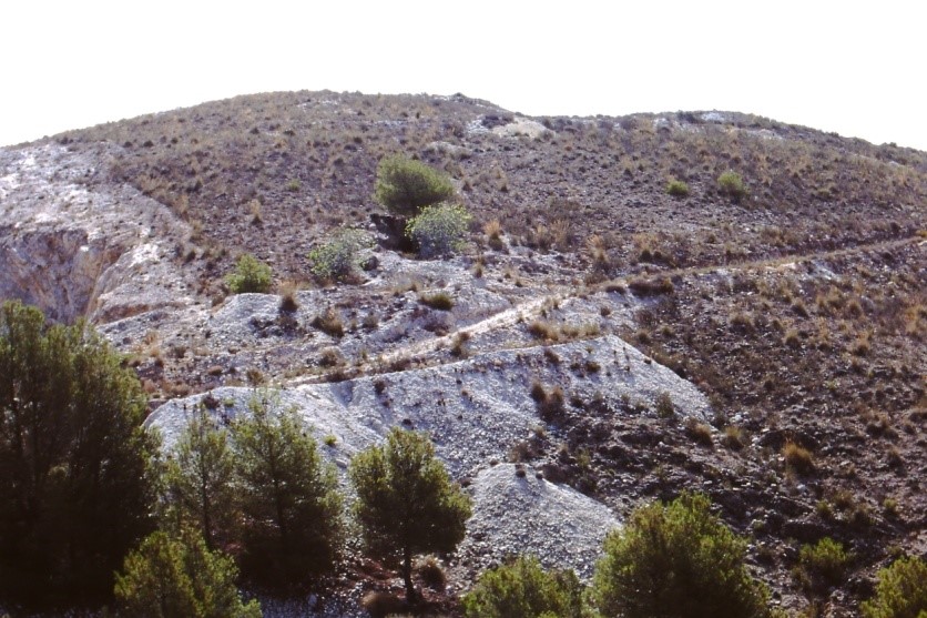 Cerro del Benerito, en el centro la entrada a la mina el Pinato, vista general desde el Cerro la Cruz. (Colección: Ramón Navío Pérez)