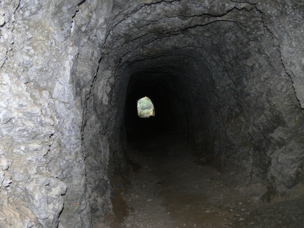 Vista desde el interior de una mina hacia la salida. 
(Colección: Ramón Navío Pérez)